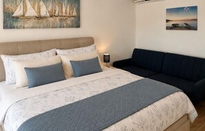6 bedrooms, travel crib, free WiFi