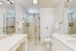 Shower, hair dryer, towels - Modern, Dog-Friendly Condo on Golf Course-Steps to Pool & Hot Tub + Tennis & Spa (Cathedral City)