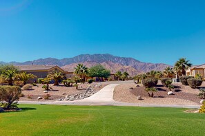 Property grounds - Modern, Dog-Friendly Condo on Golf Course-Steps to Pool & Hot Tub + Tennis & Spa (Cathedral City)