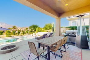 Outdoor dining - Modern, Dog-Friendly Condo on Golf Course-Steps to Pool & Hot Tub + Tennis & Spa (Cathedral City)