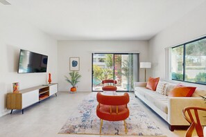 Smart TV - Modern, Dog-Friendly Condo on Golf Course-Steps to Pool & Hot Tub + Tennis & Spa (Cathedral City)