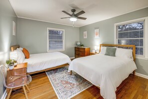 Una scrivania, ferro/asse da stiro, culla da viaggio, accesso a Internet