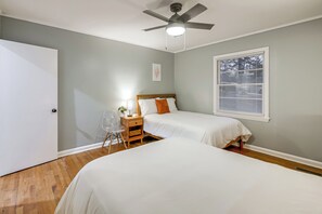 Een bureau, een strijkplank/strijkijzer, reisbedje, internet