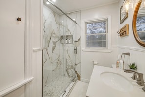 Hair dryer, towels - Updated + Inviting! North Macon Home Near Dtwn (Macon)
