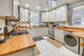 Réfrigérateur, micro-ondes, plaque de cuisson, lave-vaisselle