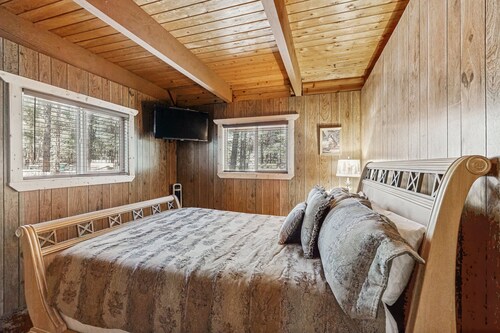 A-Frame Home w/ large deck, bbq grill, foosball table, & EV charger