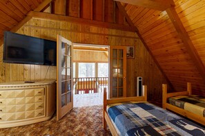 3 bedrooms, iron/ironing board, free WiFi, bed sheets - A-Frame Home w/ large deck, bbq grill, foosball table, & EV charger (Flagstaff)