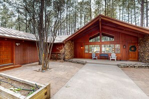 Terrace/patio - Updated Large Cabin with Golf Course views, a Private Hot Tub & Game Room (Pinetop)