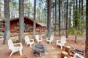 Terrace/patio - Updated Large Cabin with Golf Course views, a Private Hot Tub & Game Room (Pinetop)