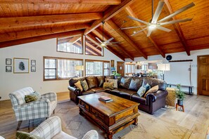 Smart TV, fireplace, table football, ping pong - Updated Large Cabin with Golf Course views, a Private Hot Tub & Game Room (Pinetop)