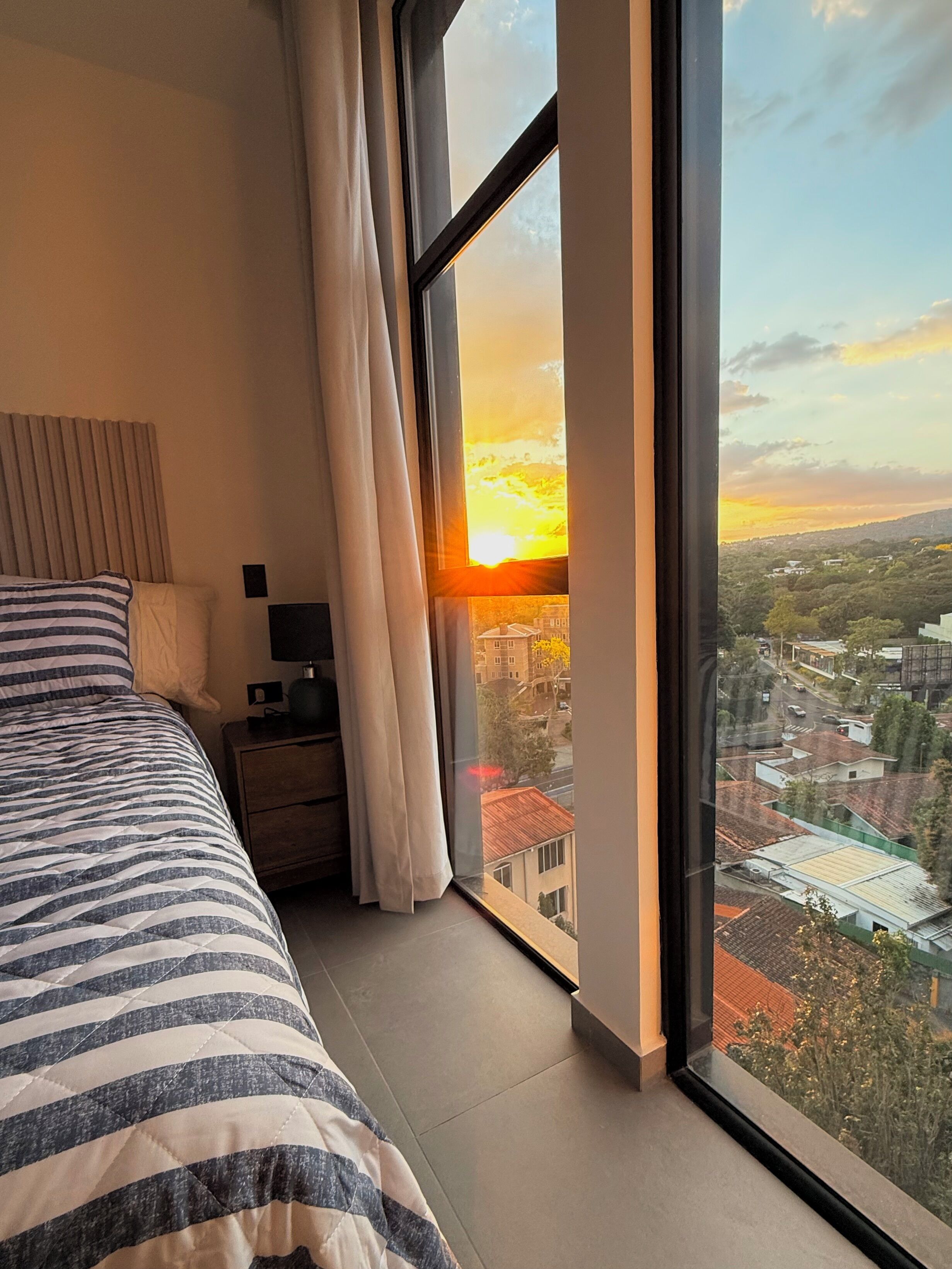 Silitysrauta/-lauta, Wi-Fi, vuodevaatteet