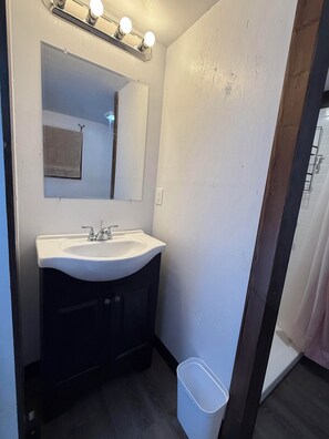 Shower, hair dryer, towels, soap - Cozy Private Yurt in Pristine Old Growth Forest - 1 Queen Bed Campsite "Eagle" (Seward)