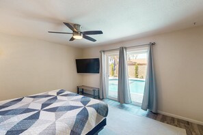 4 bedrooms, desk, iron/ironing board, free WiFi - Modern home with private pool, covered patio, & ping-pong table - dogs ok (Scottsdale)