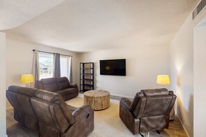 Smart TV, ping pong - Modern home with private pool, covered patio, & ping-pong table - dogs ok (Scottsdale)
