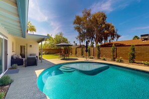 A heated pool - Modern home with private pool, covered patio, & ping-pong table - dogs ok (Scottsdale)