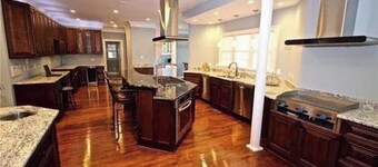 Large, Victorian 5-bedroom house charming Mechanicsville