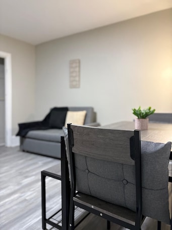Interior. Welcoming 1-bedroom apartment in charming Ashland perfect for getaway