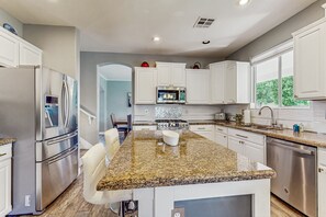 Private kitchen - Exquisite home with firepit, game room, heated pool, pool spa, & putting green (Peoria)