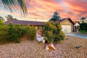 Property grounds - Snowbird-friendly home with private pool, spa, grill, enclosed backyard, W/D, AC (Palm Springs)