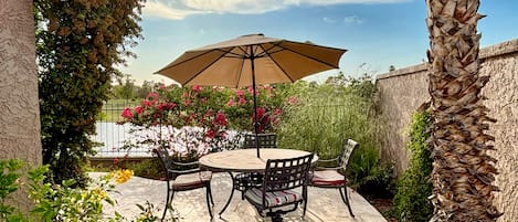 屋外ダイニングエリア