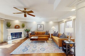 Smart TV, DVD player - Beautiful waterfront home w/ private patios, shared pools, hot tub (Scottsdale)