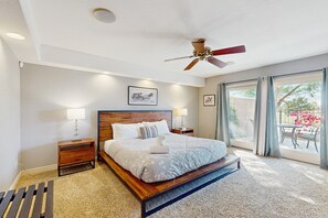 2 bedrooms, iron/ironing board, travel cot, free WiFi - Beautiful waterfront home w/ private patios, shared pools, hot tub (Scottsdale)