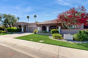 Exterior - Beautiful waterfront home w/ private patios, shared pools, hot tub (Scottsdale)