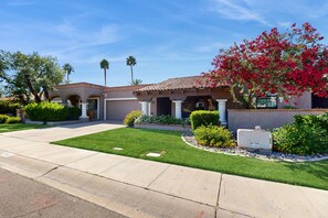 Exterior - Beautiful waterfront home w/ private patios, shared pools, hot tub (Scottsdale)