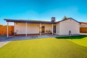 Exterior - Modern home with huge yard, putting green, fast wifi & central AC (Glendale)