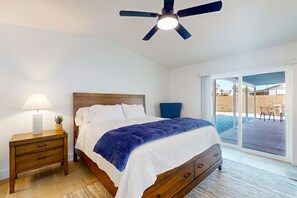 3 bedrooms, iron/ironing board, free WiFi, bed sheets - Modern home with huge yard, putting green, fast wifi & central AC (Glendale)