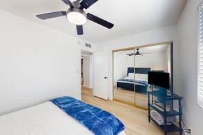 3 bedrooms, iron/ironing board, free WiFi, bed sheets - Modern home with huge yard, putting green, fast wifi & central AC (Glendale)