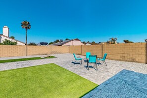 Outdoor dining - Modern home with huge yard, putting green, fast wifi & central AC (Glendale)