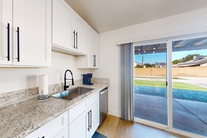 Fridge, microwave, oven, stovetop - Modern home with huge yard, putting green, fast wifi & central AC (Glendale)