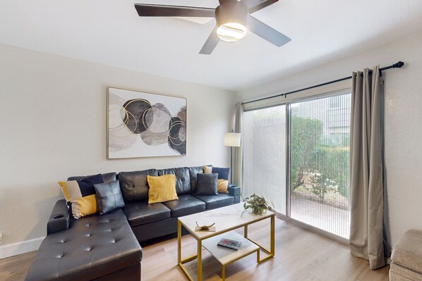 Smart TV - Bright Condo on 1st floor w/ 2 levels - patio, shared pool & laundry room (Scottsdale)