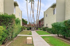 Property grounds - Bright Condo on 1st floor w/ 2 levels - patio, shared pool & laundry room (Scottsdale)