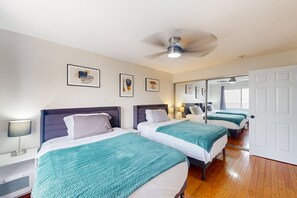 2 bedrooms, iron/ironing board, free WiFi, bed sheets - Bright Condo on 1st floor w/ 2 levels - patio, shared pool & laundry room (Scottsdale)