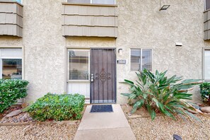 Exterior detail - Bright Condo on 1st floor w/ 2 levels - patio, shared pool & laundry room (Scottsdale)