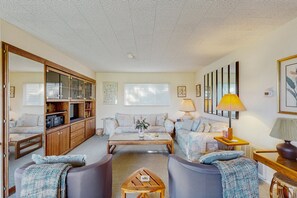 Smart TV - Sunny Palm Springs Retreat with Shared Pool, Hot Tub & Prime Location! (Palm Springs)
