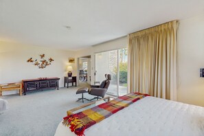 2 bedrooms, iron/ironing board, free WiFi, bed sheets - Sunny Palm Springs Retreat with Shared Pool, Hot Tub & Prime Location! (Palm Springs)