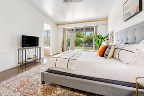 4 bedrooms, desk, iron/ironing board, free WiFi - Stylish home with pool & spa, ping-pong table, WiFi & fireplace - great location (Paradise Valley)