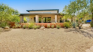A modern building with a flat roof, large windows, and a covered patio area. - Stylish home with pool & spa, ping-pong table, WiFi & fireplace - great location (Paradise Valley)