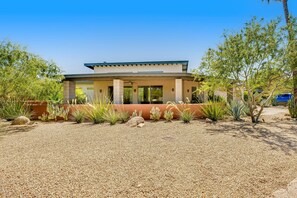 Exterior - Stylish home with pool & spa, ping-pong table, WiFi & fireplace - great location (Paradise Valley)