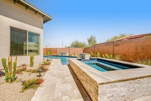 A heated pool - Stylish home with pool & spa, ping-pong table, WiFi & fireplace - great location (Paradise Valley)