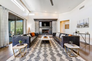 Smart TV, fireplace, ping pong, books - Stylish home with pool & spa, ping-pong table, WiFi & fireplace - great location (Paradise Valley)