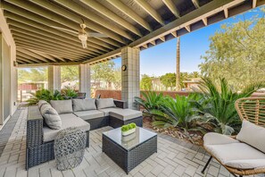 Terrace/patio - Stylish home with pool & spa, ping-pong table, WiFi & fireplace - great location (Paradise Valley)