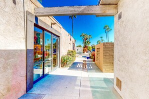 Property grounds - Historic flat in the heart of downtown with pool access and private terrace (Palm Springs)