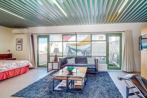 1 bedroom, iron/ironing board, free WiFi, bed sheets - Historic flat in the heart of downtown with pool access and private terrace (Palm Springs)