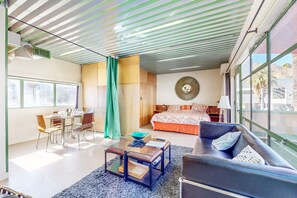 Smart TV - Historic flat in the heart of downtown with pool access and private terrace (Palm Springs)