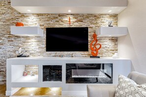 Smart TV, fireplace, books - 2nd-floor condo with fireplace, patio, pool, hot tub, mini golf, BBQ area, & AC (Fountain Hills)