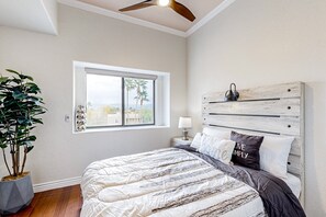 2 bedrooms, iron/ironing board, free WiFi, bed sheets - 2nd-floor condo with fireplace, patio, pool, hot tub, mini golf, BBQ area, & AC (Fountain Hills)